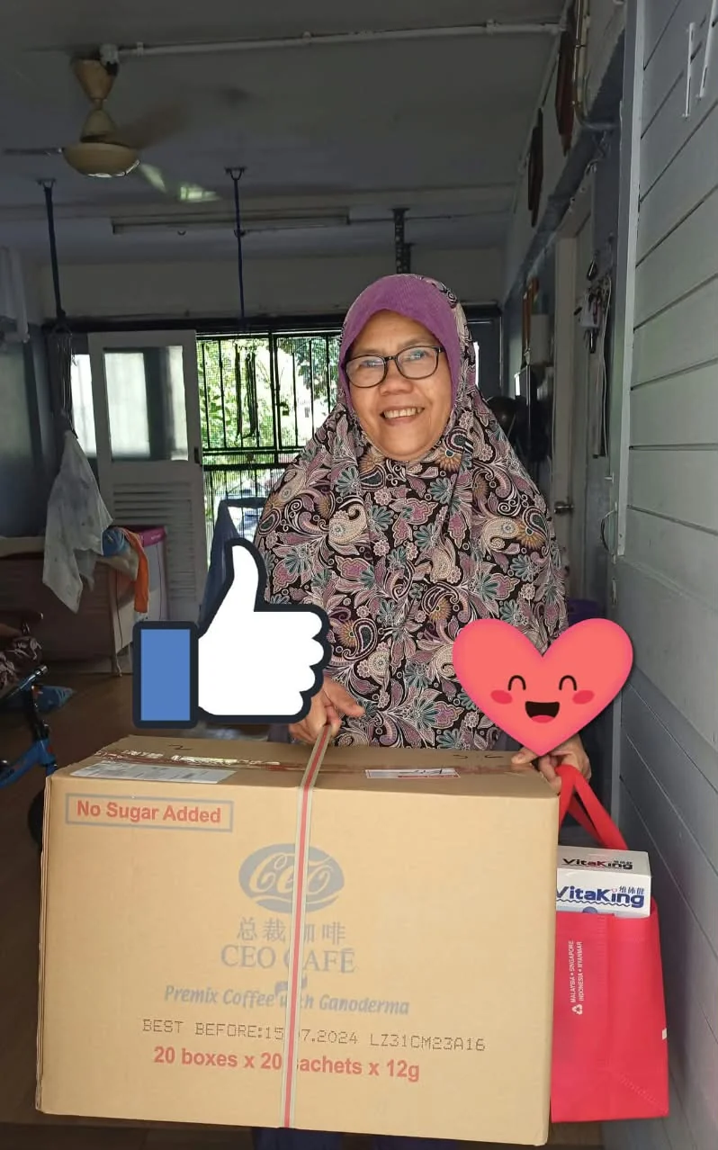 Pelanggan tersenyum menerima produk CEO Café