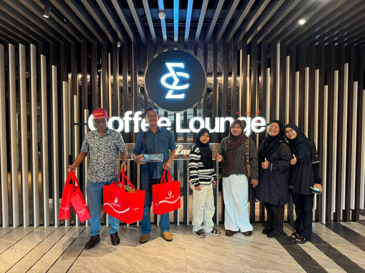 Ahli komuniti bergambar di ruang kopi CEO Coffee