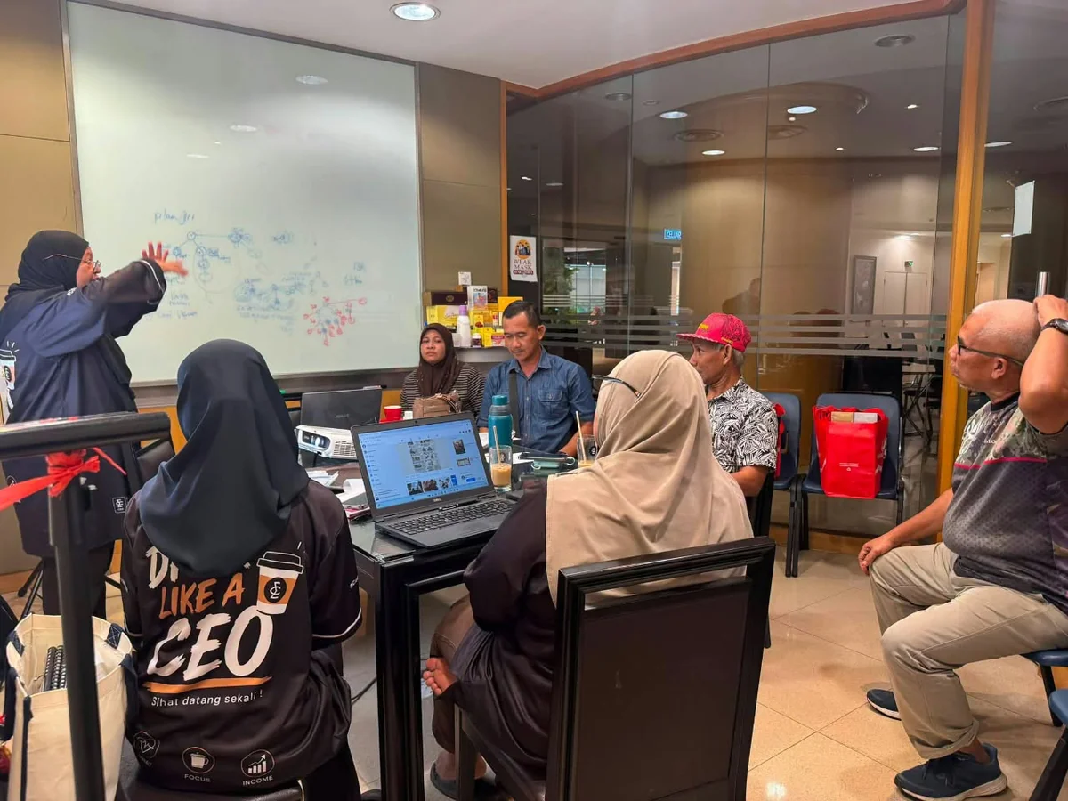 Peserta dalam sesi latihan dan pembelajaran perniagaan