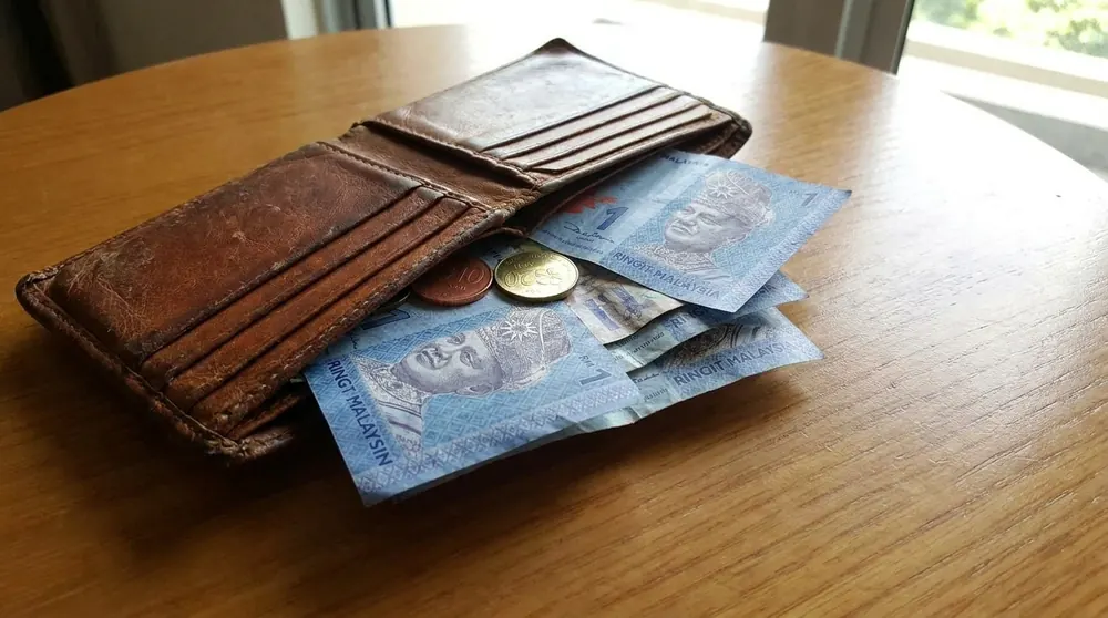 Dompet kosong kerana wang selalu tidak mencukupi